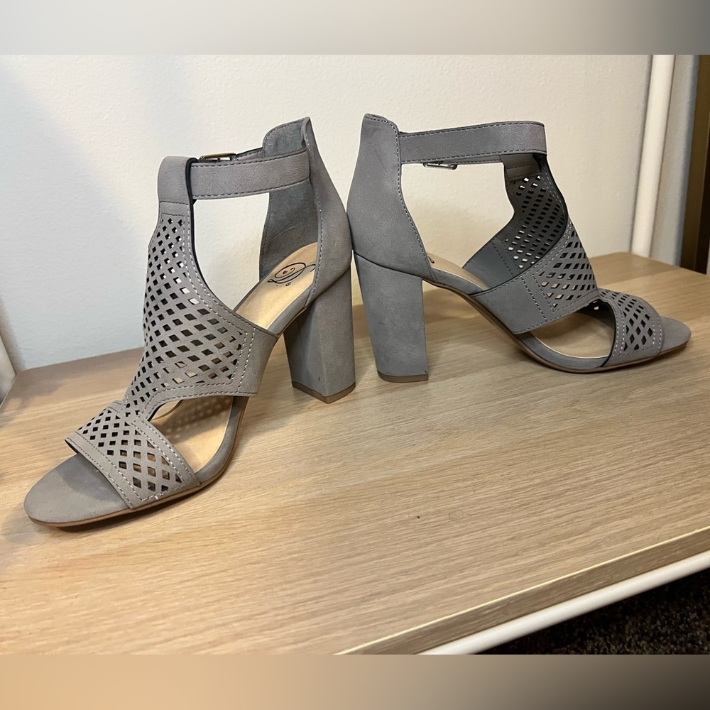 Euc Size 7.5 Block Heel - image 3